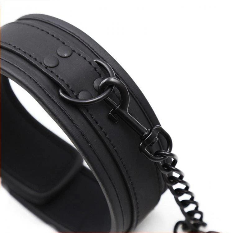 1717MQ Film Noir Blackout Lined Bondage Collar with Leash Set - Image 6